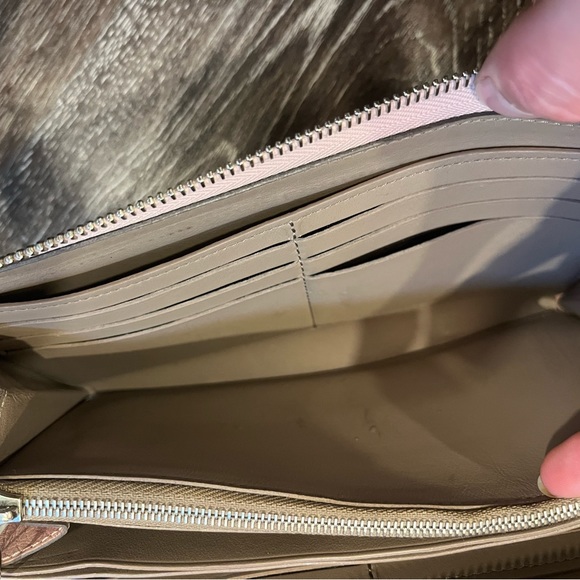 Louis Vuitton Comete Wallet in Taurillon Leather - Picture 15 of 16